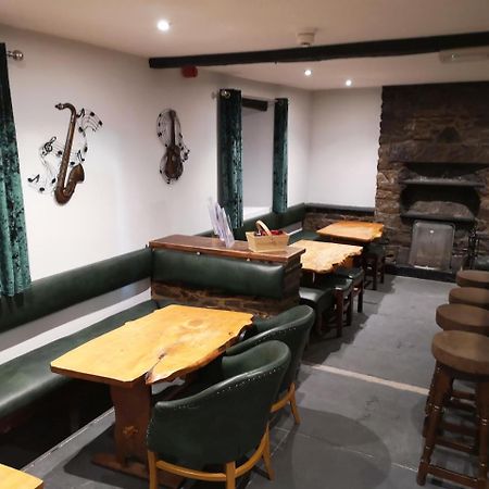 Y Giler Arms Hotel Pentrefoelas Екстериор снимка
